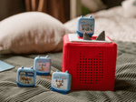 Child playing with Clever Tonies Set: Alphablocks
