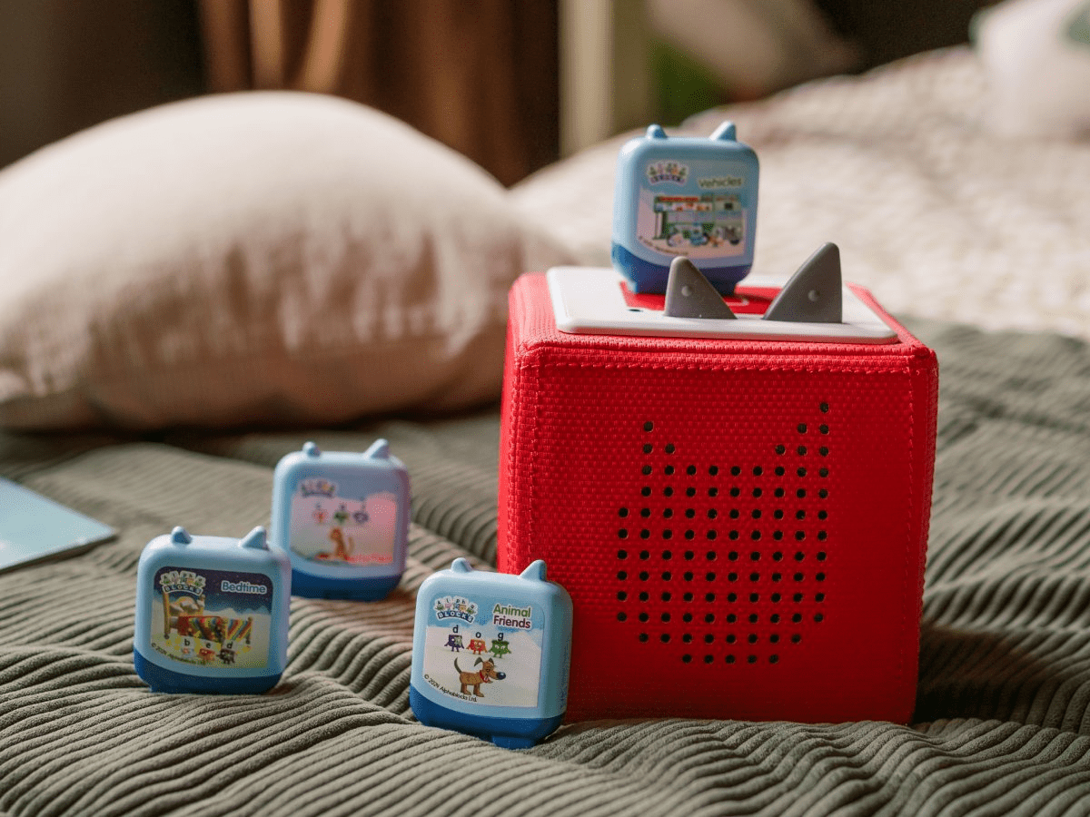 Child playing with Clever Tonies Set: Alphablocks