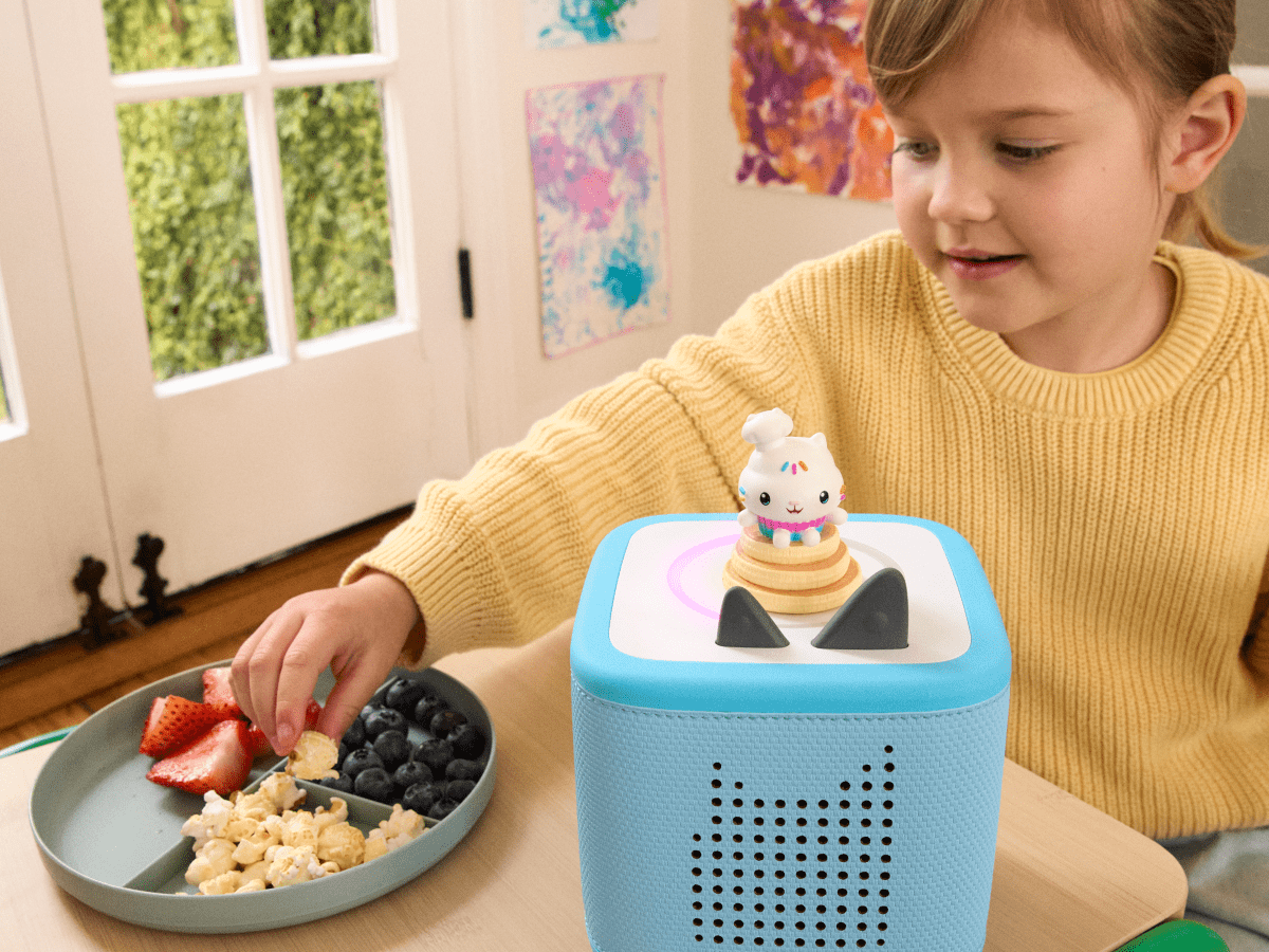 Child Playing With [Gabby'S Dollhouse- Cakey Cat Audio Figurine And Toniebox 2