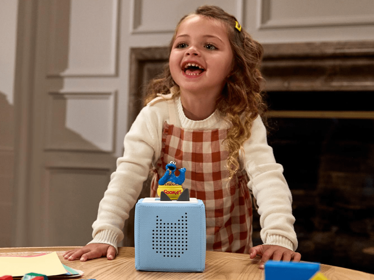 Child Playing With Sesame Street - Cookie Monster (Spanish)