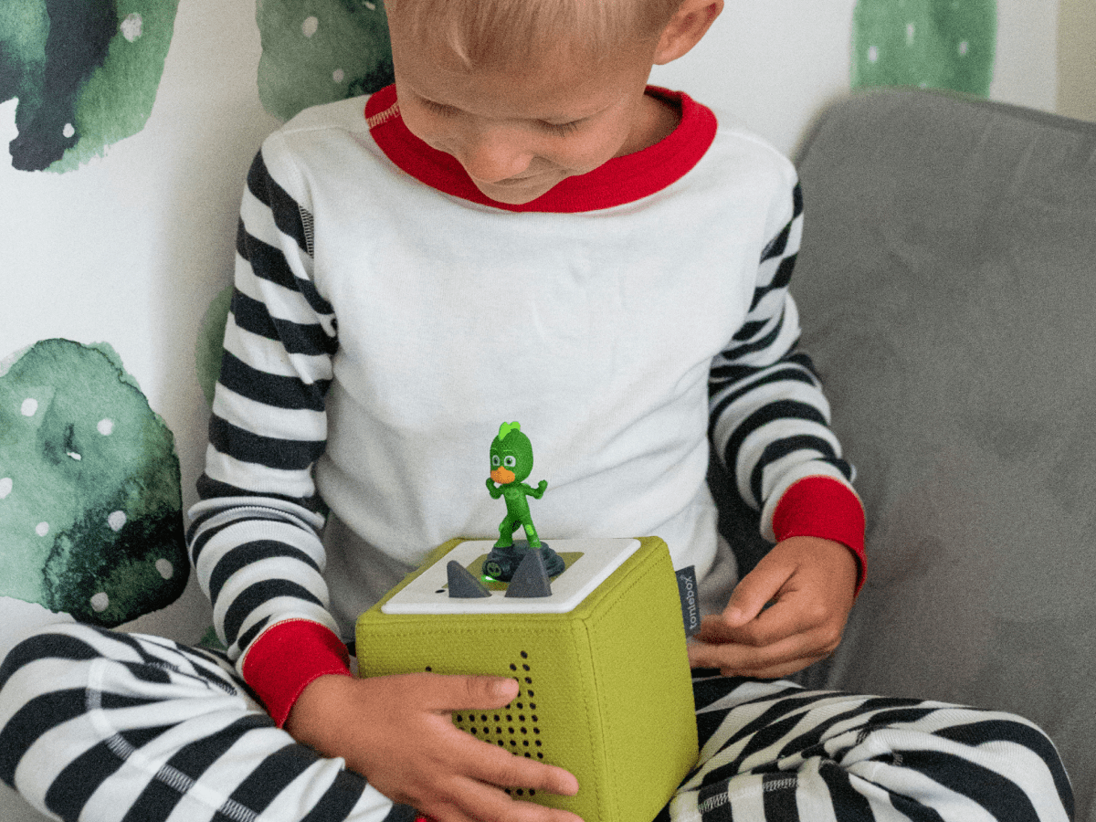 Child Playing With Pj Masks: Gekko Tonie